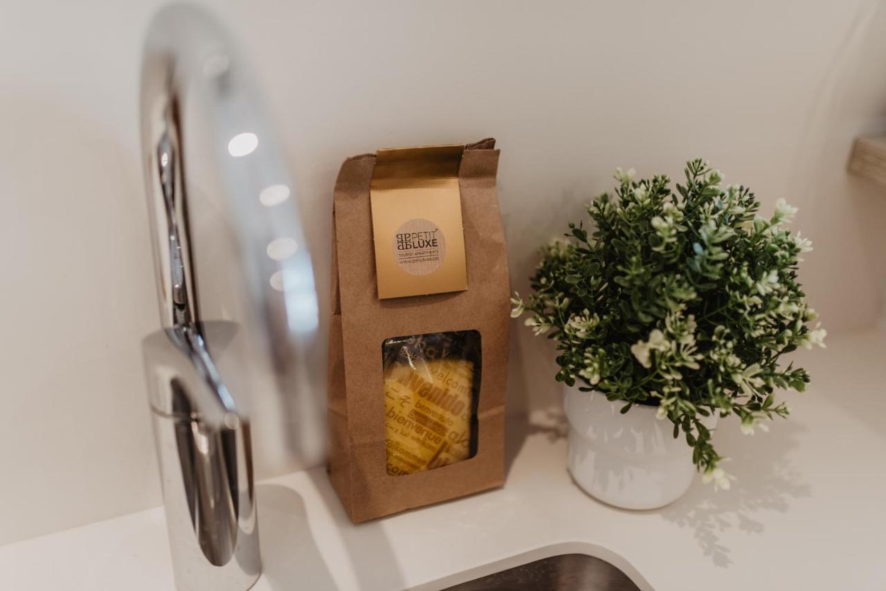 Petit Luxe Volta Apartaments Terrassa Bagian luar foto